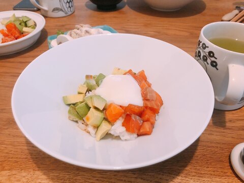 サーモンアボカド丼